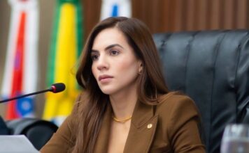 Na tribuna da Aleam, Débora Menezes defende homeschooling, aponta falhas do ensino público e cobra votação urgente do PL 3.179/2012 no Senado