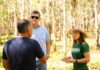 Débora Menezes visita usina de pau-rosa em Maués e reafirma compromisso com produtores do interior: ‘Esse mandato é um braço amigo de quem trabalha no campo’