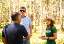 Débora Menezes visita usina de pau-rosa em Maués e reafirma compromisso com produtores do interior: ‘Esse mandato é um braço amigo de quem trabalha no campo’