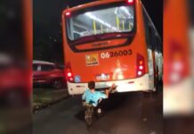 Vídeo mostra garoto de bicicleta segurando traseira de ônibus em avenida de Manaus