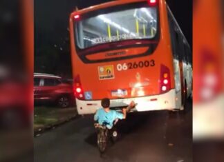 Vídeo mostra garoto de bicicleta segurando traseira de ônibus em avenida de Manaus