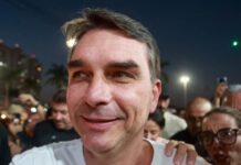Flávio Bolsonaro usa gol de Martinelli para associar camisa 22 ao PL: “salvou o Brasil”