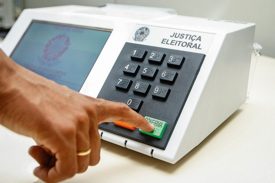 DemonstraÁ¿o do uso da urna eletrÙnica para as eleiÁ¿es de 2006.