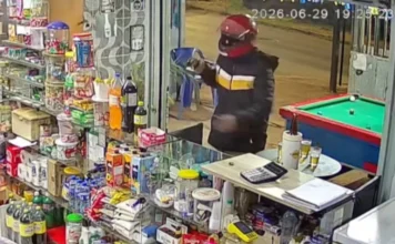 Assaltante armado invade bar, rende clientes e dispara contra frequentadores durante crime