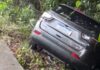 Carro sai da pista após motorista ser fechado durante curva e fica entre árvores em Manaus