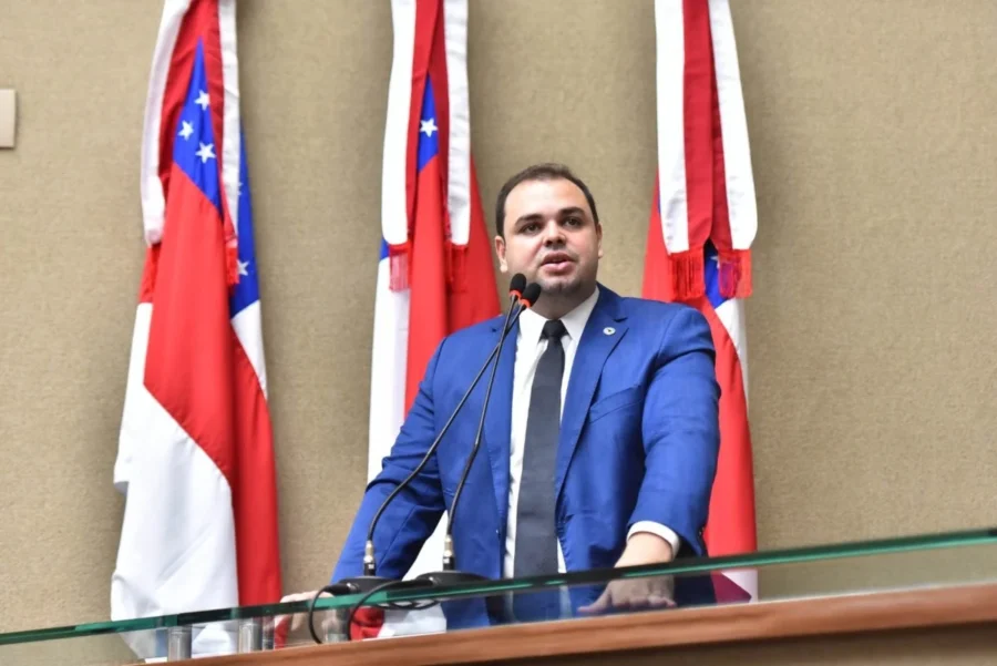 1_05-dep--roberto-cidade-eleito-com-a-maior-votac--a--o-da-histo--ria-do-parlamento-estadual-roberto-cidade-assume-nesta-quarta-feira-seu-segundo-mandato-66517625