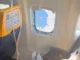 Janela se desprende durante voo e passageiro é puxado para fora da aeronave