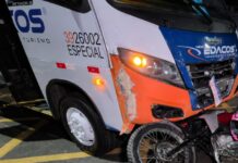 Colisão entre micro-ônibus, moto e carro deixa três feridos em Manaus