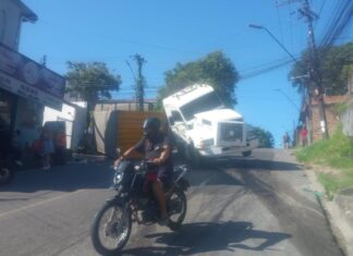 Carreta com contêiner tomba e provoca congestionamento na Zona Norte de Manaus