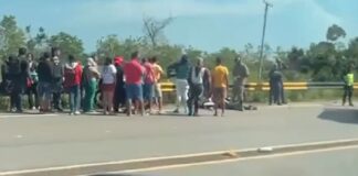Motociclista fica gravemente ferida após colisão frontal com carro na AM-070 no Amazonas
