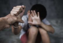 Pai é preso por espancar filho de 3 anos que defecou e urinou na roupa