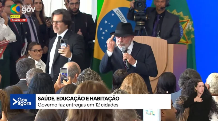 Lula-mostra-dedo-do-meio