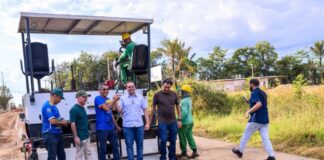 Governador Roberto Cidade fiscaliza obras de pavimentação em Manicoré