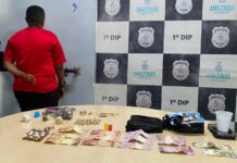 Polícia prende mulher com crack, cocaína, maconha e óleo ungido durante abordagem