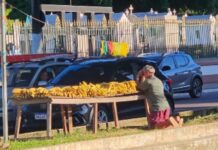 Momento de fé de vendedor de bananas emociona moradores em Manaus
