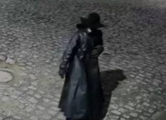 Polícia identifica falso “lobisomem” que aterrorizava moradores e o conduz à delegacia