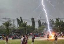 Raio cai em campo durante jogo, mata atleta e deixa 12 pessoas feridas