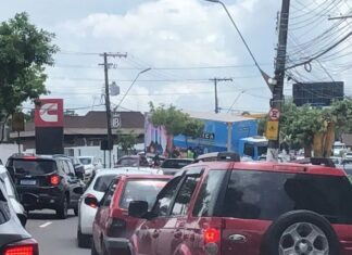 Pane em carreta provoca congestionamento na Avenida Efigênio Salles em Manaus