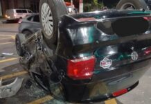 Acidente entre dois carros deixa veículos destruídos em cruzamento de Manaus