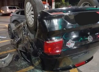Acidente entre dois carros deixa veículos destruídos em cruzamento de Manaus