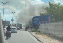 Incêndio atinge área de vegetação ao lado do Hospital João Lúcio em Manaus