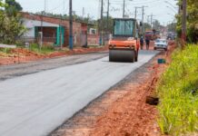 Roberto Cidade acompanha o andamento das obras de pavimentação em Autazes