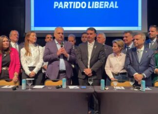 Flávio Bolsonaro anuncia Alfredo Gaspar como candidato a vice-presidente