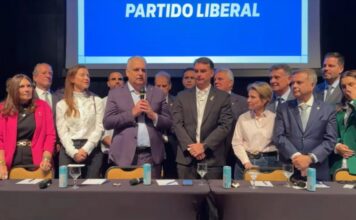 Flávio Bolsonaro anuncia Alfredo Gaspar como candidato a vice-presidente