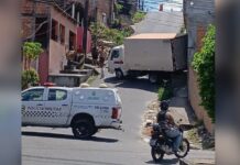 Caminhão perde o controle e invade casa no Parque das Nações, em Manaus