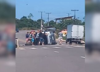 Veículo capota e bloqueia parcialmente a AM-070, em Iranduba