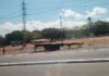 Parada de ônibus fica destruída após ser atingida por carreta em Manaus
