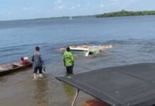 Caminhão é engolido por rio em Maués e mercadorias aparecem na superfície