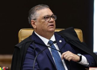 Dino interrompe julgamento e chama sessão do STF sobre Moraes de “desastrada”