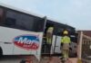 Motorista passa mal, perde controle de micro-ônibus e fica preso às ferragens em Manaus
