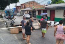 Moradores fecham rua após quatro dias sem energia elétrica em Manaus