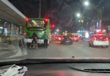 Vídeo mostra três crianças tentando se agarrar a ônibus em avenida de Manaus