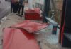 Carreta atinge parada de ônibus e poste durante a madrugada na Ponta Negra em Manaus