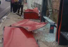 Carreta atinge parada de ônibus e poste durante a madrugada na Ponta Negra em Manaus