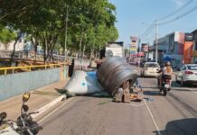 Bobinas de mais de uma tonelada caem de carreta na Avenida Brasil em Manaus