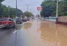 Vazamento deixa Avenida Coronel Teixeira coberta de lama e causa interdição em Manaus