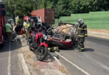 Motorista fica ferido após carro capotar em colisão com carreta no Japiim em Manaus