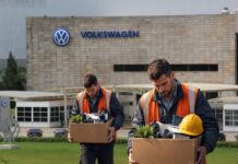 Volkswagen anuncia corte de 50 mil empregos para enfrentar concorrência chinesa