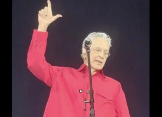 Com Janja na plateia, Caetano faz o “L” em apoio a Lula durante apresentação