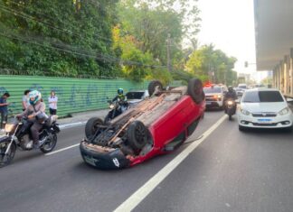 Carro capota em frente ao Millenium e trânsito fica caótico na Constantino Nery