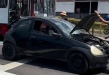 Acidente entre quatro carros e ônibus provoca lentidão na Avenida Max Teixeira em Manaus