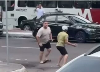 Homens trocam socos após discussão de trânsito no Centro de Manaus