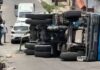 Caminhão da Tumpex tomba em descida no Conjunto Parque das Nações em Manaus
