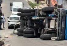 Caminhão da Tumpex tomba em descida no Conjunto Parque das Nações em Manaus