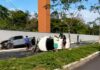 Picape desgovernada causa capotamento e destrói muro de condomínio em Manaus