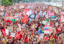Milhares ocupam Copacabana em ato pela democracia e em apoio a Lula